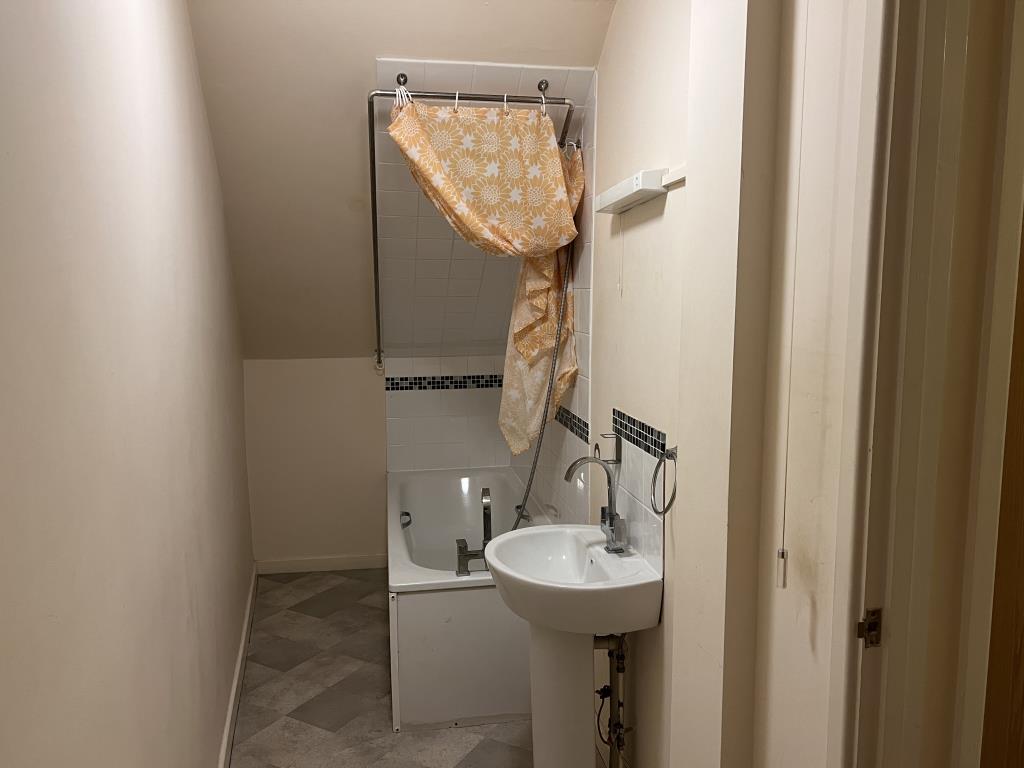 Lot: 22 - ONE-BEDROOM FLAT FOR INVESTMENT OR OCCUPATION - Bath and shower with sink unit